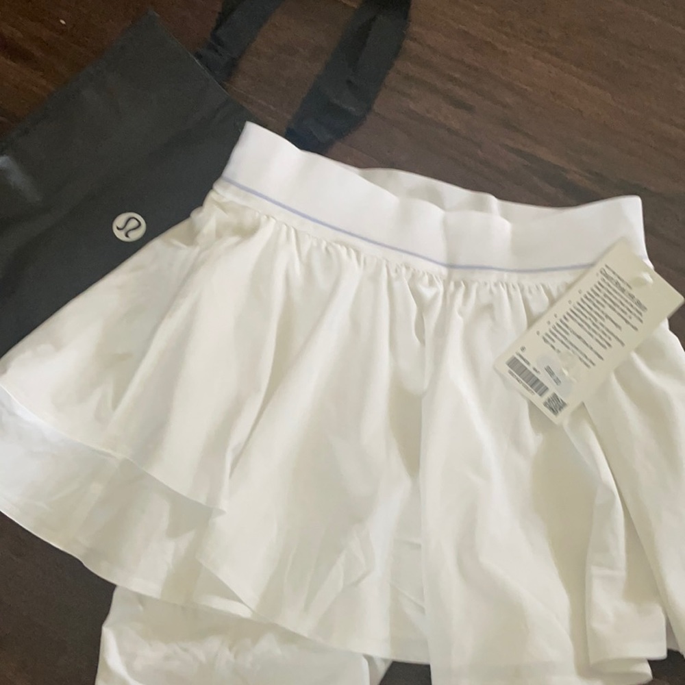 New white lululemon court rivial HR Skirt size 6